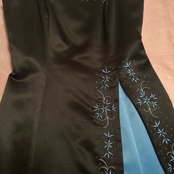 Beautiful Formal Dress Size 9/10 - Picture 2 of 4